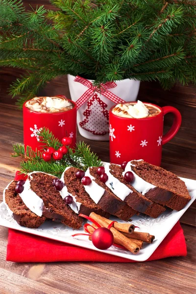 Weihnachtsstillleben mit traditionellem Kuchen — Stockfoto