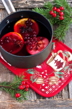 Rustik ahşap masa üzerinde lezzetli mulled şarap ile eski metal tava