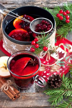 Rustik ahşap masa üzerinde lezzetli mulled şarap ile eski metal tava