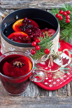 Rustik ahşap masa üzerinde lezzetli mulled şarap ile eski metal tava