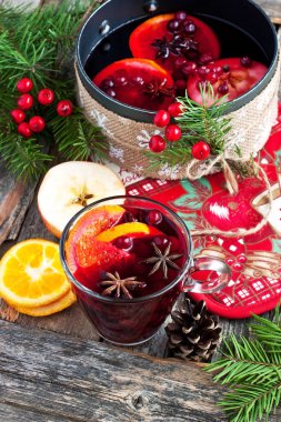 Rustik ahşap masa üzerinde lezzetli mulled şarap ile eski metal tava