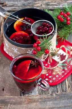 Rustik ahşap masa üzerinde lezzetli mulled şarap ile eski metal tava