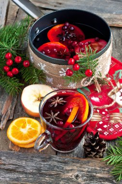 Rustik ahşap masa üzerinde lezzetli mulled şarap ile eski metal tava