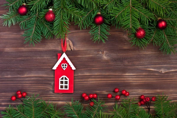 Abeto de Navidad con decoración sobre tabla de madera —  Fotos de Stock