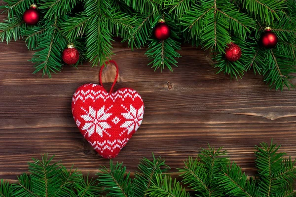 Fir kerstboom met decoratie op een houten bord — Stockfoto