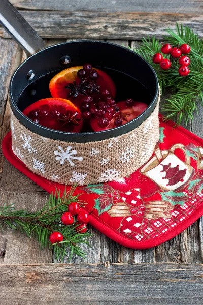 Alte Metallpfanne mit leckerem Glühwein auf rustikalem Holztisch — Stockfoto