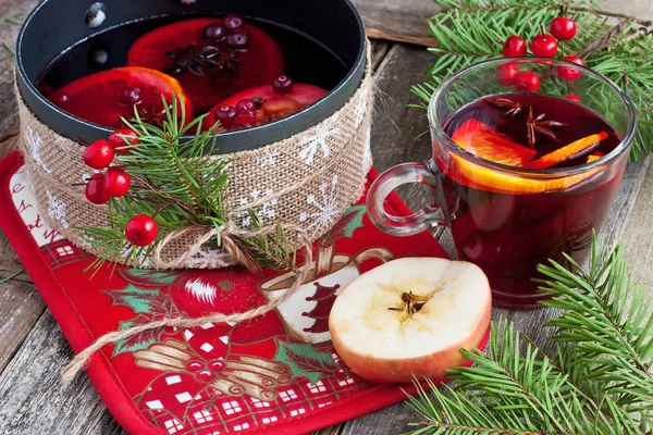 Old metal pan with tasty mulled wine on  rustic wooden table — Stock Photo, Image