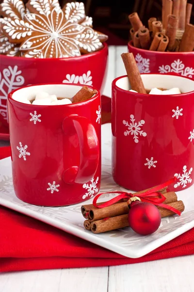 Red mugs with hot chocolate and marshmallows and gingerbread cookies — Stock Photo, Image