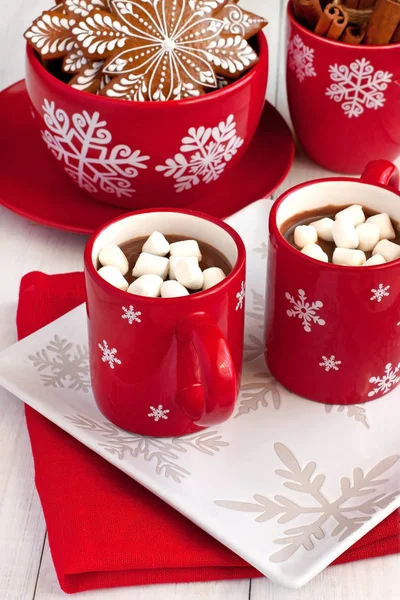 Tazas rojas con chocolate caliente y malvaviscos y galletas de jengibre — Foto de Stock