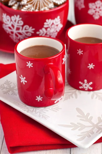 Canecas vermelhas com chocolate quente e biscoitos de gengibre — Fotografia de Stock