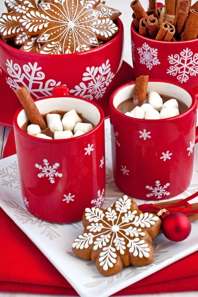 Tazze rosse con cioccolata calda e marshmallow e biscotti di pan di zenzero — Foto Stock
