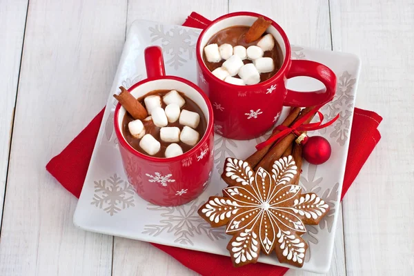 Rote Becher mit heißer Schokolade und Marshmallows und Lebkuchen — Stockfoto