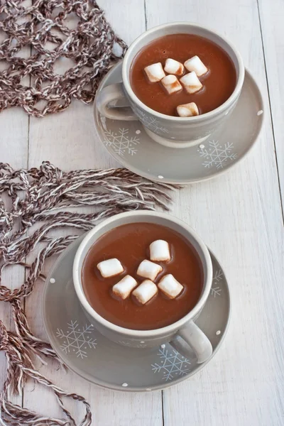 Caneca cheia de chocolate quente e marshmallows — Fotografia de Stock