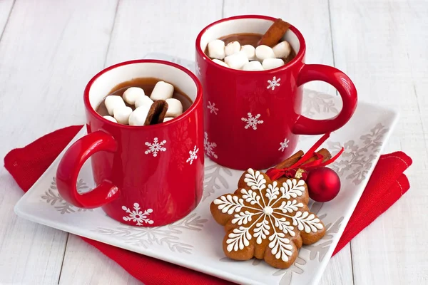 Red mugs with hot chocolate and marshmallows and gingerbread cookies — Stock Photo, Image