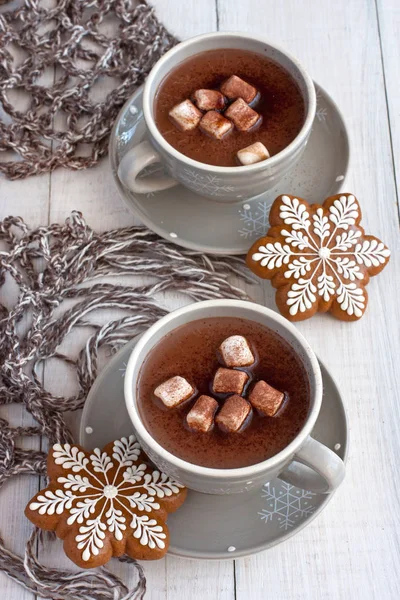 Caneca cheia de chocolate quente e marshmallows e biscoitos de gengibre — Fotografia de Stock