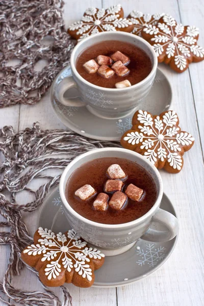 Mug filled with hot chocolate and marshmallows and gingerbread cookies — Stock Photo, Image