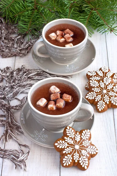 Caneca cheia de chocolate quente e marshmallows e biscoitos de gengibre — Fotografia de Stock