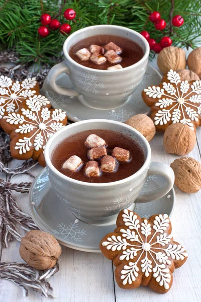 Becher gefüllt mit heißer Schokolade und Marshmallows und Lebkuchen — Stockfoto