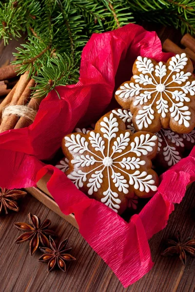 Рождественское пряничное печенье на подарочной коробке — стоковое фото