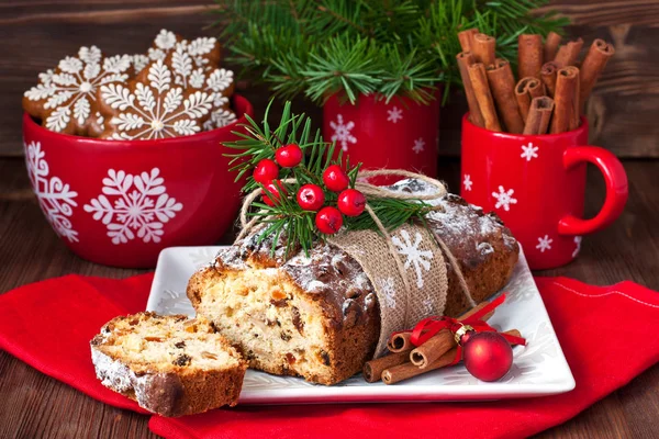 Weihnachtsstillleben mit traditionellem Kuchen — Stockfoto