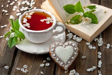 Çay Kupası ve tatlı kurabiye ile kompozisyon