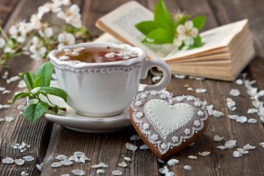 Çay Kupası ve tatlı kurabiye ile kompozisyon