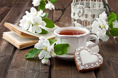 Çay Kupası ve çiçekler ile kompozisyon