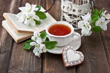 Çay Kupası ve çiçekler ile kompozisyon