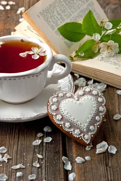Σύνθεση με τσάι Κύπελλο και γλυκά μπισκότα — Φωτογραφία Αρχείου