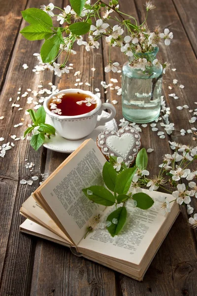 Composition with tea cup and flowers — Stock Photo, Image