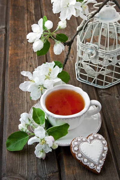 Composição com xícara de chá e flores — Fotografia de Stock