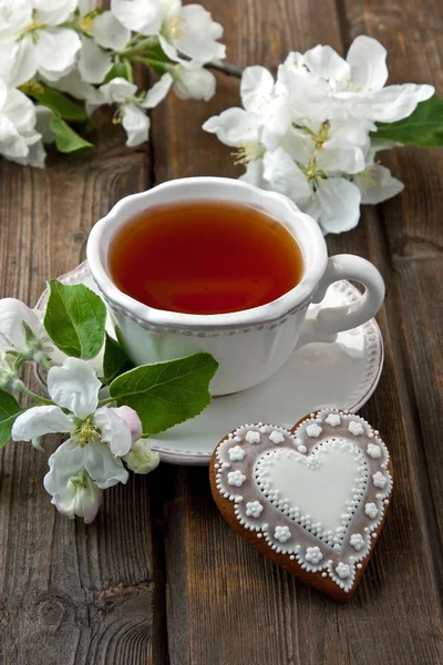 Σύνθεση με τσάι Κύπελλο και λουλούδια — Φωτογραφία Αρχείου