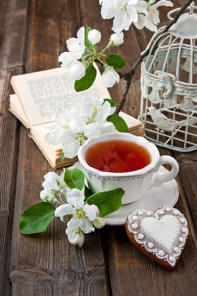 Composizione con tazza di tè e biscotti dolci — Foto Stock