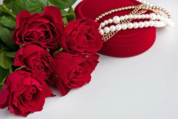 Красная подарочная коробка и жемчужное ожерелье — стоковое фото