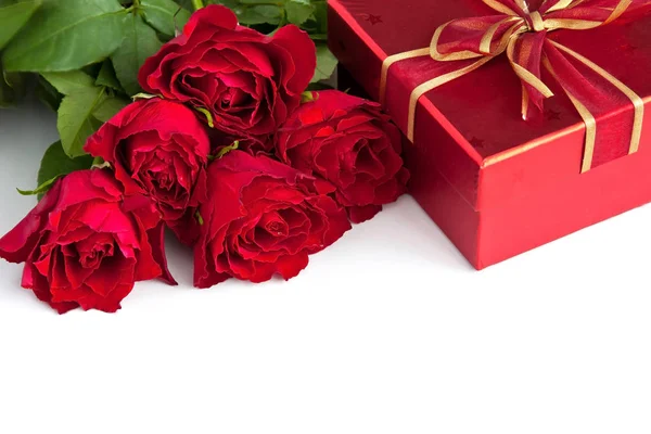 Ramo de rosas rojas y caja de regalo, fondo de San Valentín —  Fotos de Stock