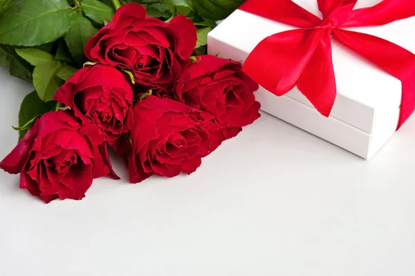 Red roses and gift box — Stock Photo, Image