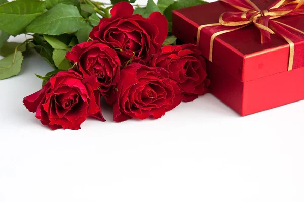 Red roses and gift box — Stock Photo, Image