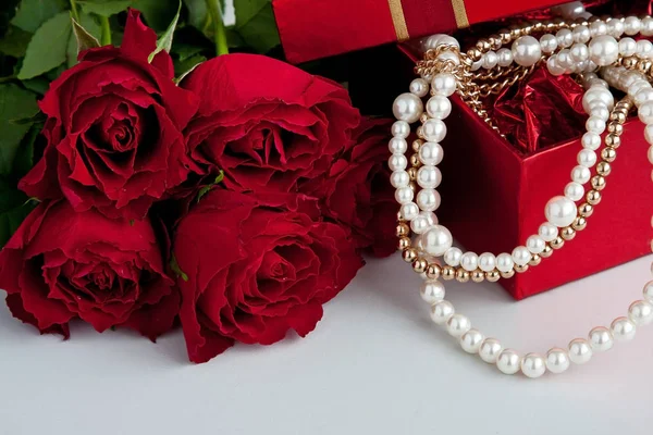 赤いギフト ボックスと真珠のネックレス — ストック写真