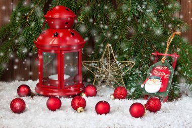 yanan bir fener ve Noel dekorasyon 