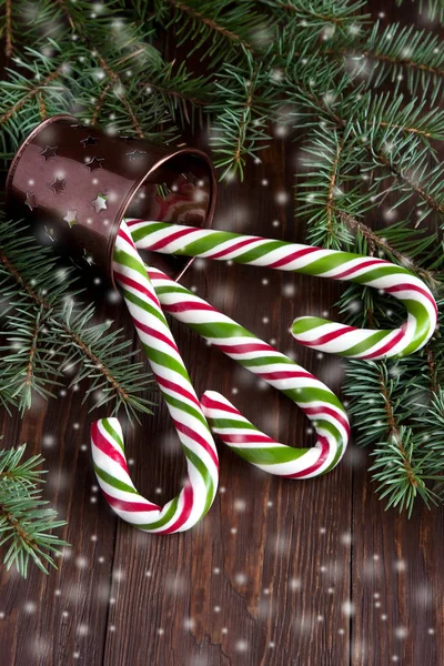 Composition de Noël avec bonbons sucrés sur fond en bois — Photo