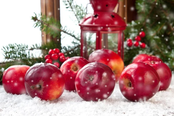 Bodegón de Navidad con manzanas en ventana de madera —  Fotos de Stock
