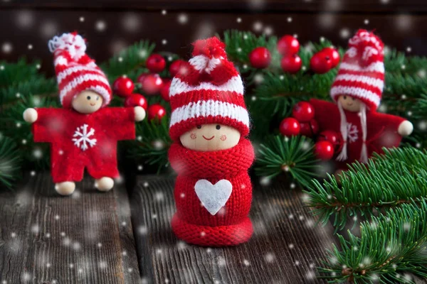 Petits enfants figures de Noël sur fond en bois — Photo