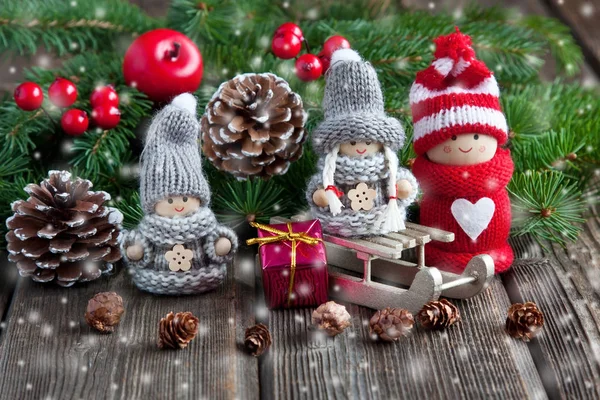 Divertenti giocattoli di Natale su sfondo di legno — Foto Stock