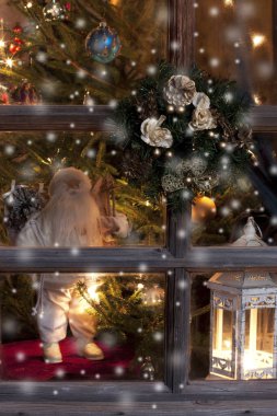 yanan bir fener ve Noel dekorasyon 