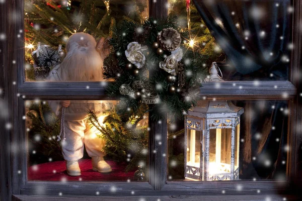 Composizione natalizia con lanterna e Babbo Natale — Foto Stock