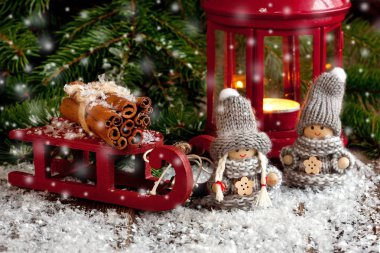 Ahşap Noel gnome örme kıyafetler içinde