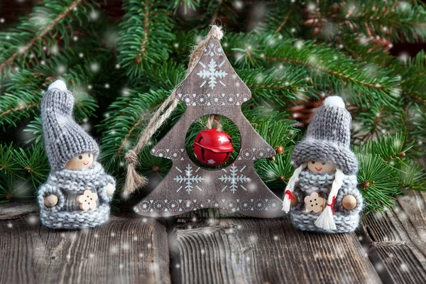 Divertenti giocattoli di Natale su sfondo di legno — Foto Stock