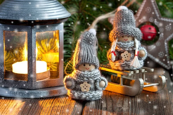 Engraçado Natal brinquedos no fundo de madeira — Fotografia de Stock