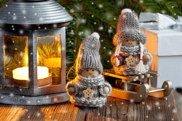 Juguetes divertidos de Navidad sobre fondo de madera — Foto de Stock