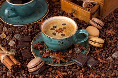 kahve fincanı, fasulye ve eski değirmeni